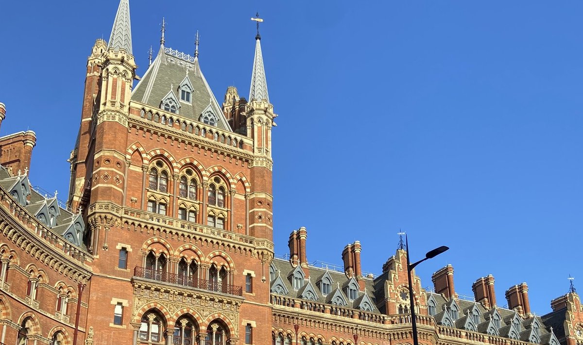 London on täis väärikaid maju ja kalleid autosid.