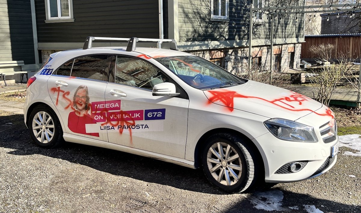 Liisa Pakosta jagas ühismeedias pilti koduaias seisvast autost. 