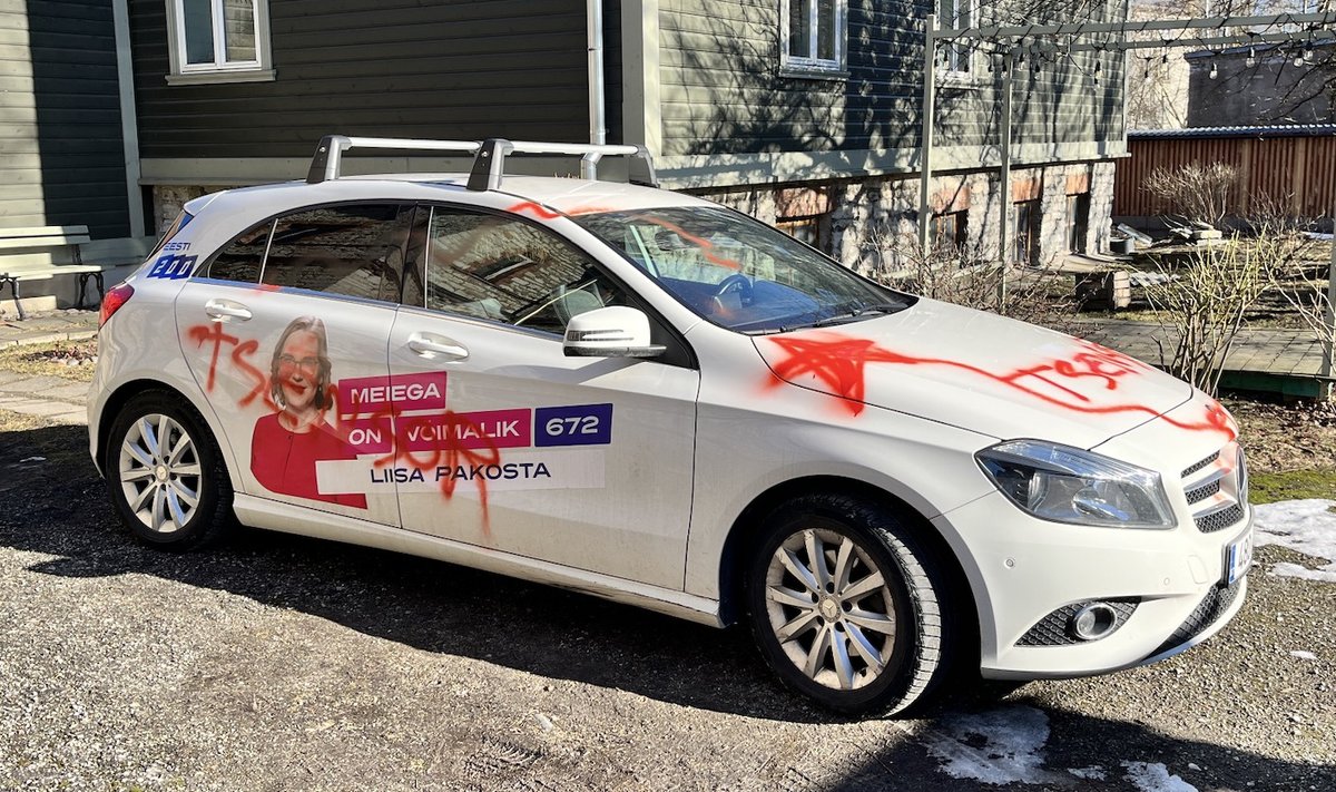 Liisa Pakosta jagas ühismeedias pilti koduaias seisvast autost.