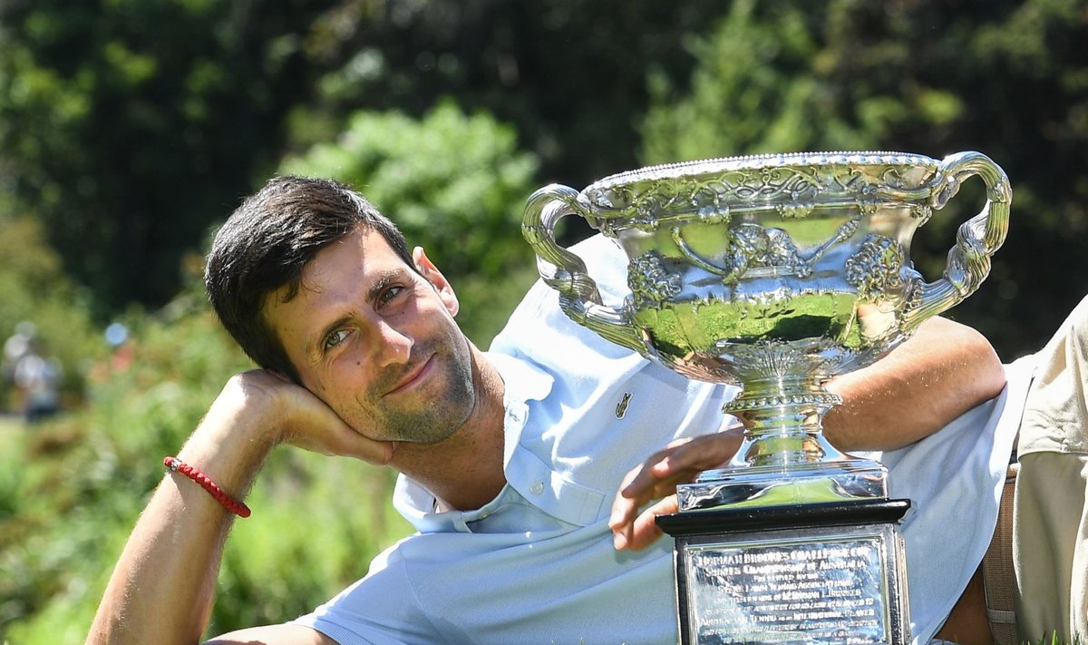 Novak Djokovic Melbourne'is 2019. aasta Australian Openi karikaga.