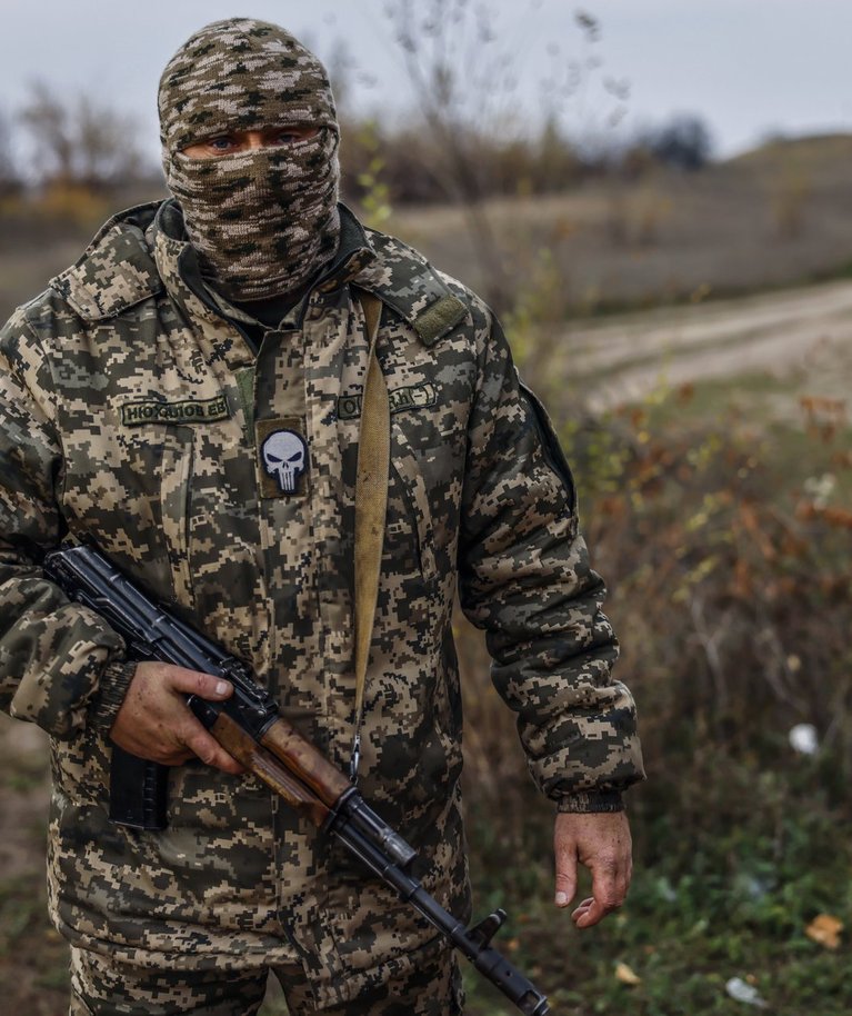 Ukraina sõdur Põhja-Hersoni piirkonnas positsioonil. Foto tehtud 6. novembril 2022.