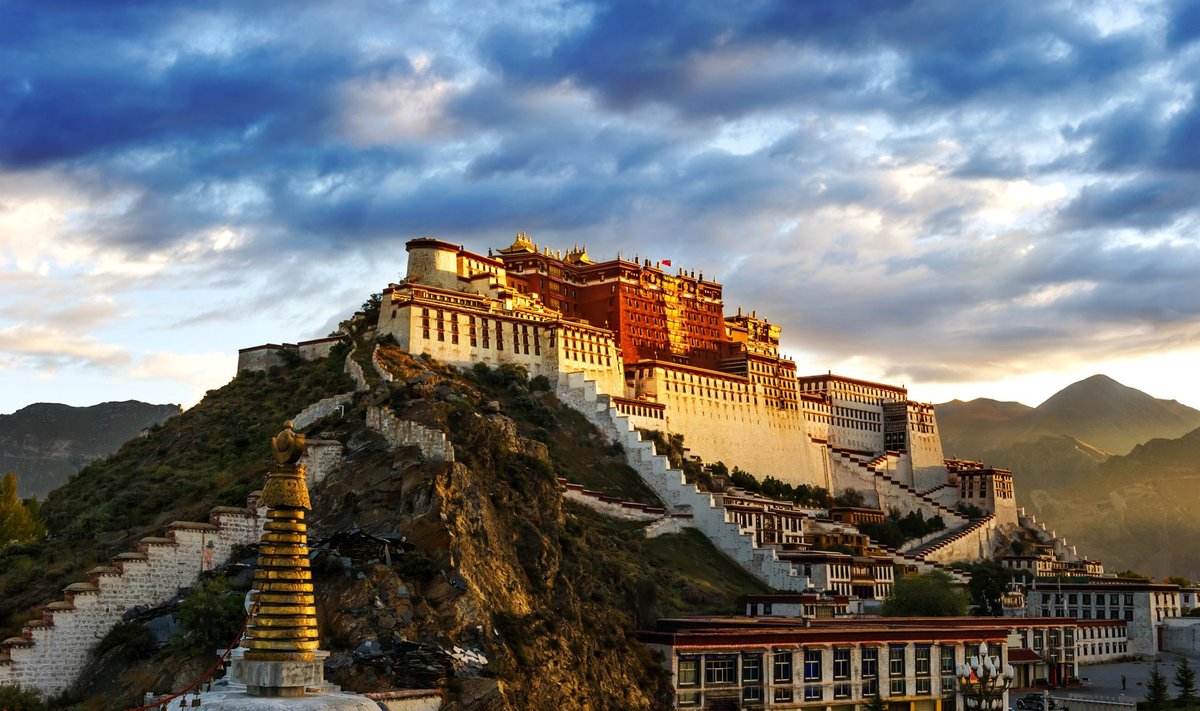 KLOOSTER-MUUSEUM: Dalai-laamade residentsiks ehitatud Potala palee Lhasas.