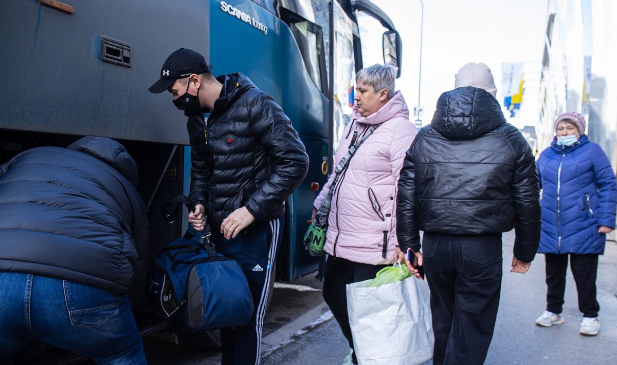 В прошлый четверг военные беженцы, проживавшие в гостинице Tallink City Hotel, собрали свои вещи и отправились на автобусе на новое место жительства.