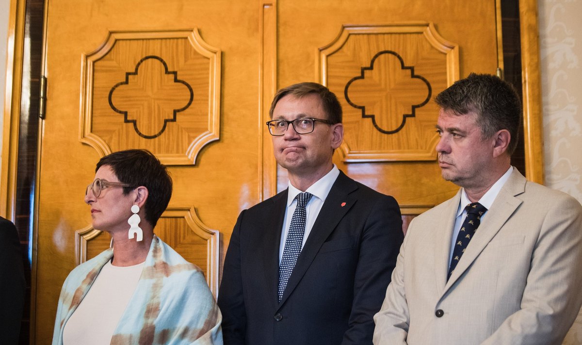 PILGUD KÕRVALE: Signe Riisalo (vasakul) ja Peep Peterson (keskel) vaidlevad, kellele kuulub õigus olla heade uudiste maaletooja.