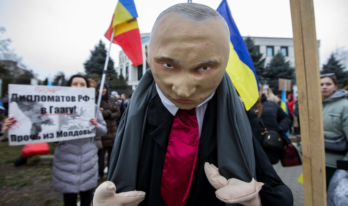 Ukraina pagulaste ja Moldova kodanike Ukraina sõja vastane meeleavaldus. Foto tehtud 24. veebruaril 2023 Chişinăus Vene saatkonna ees.