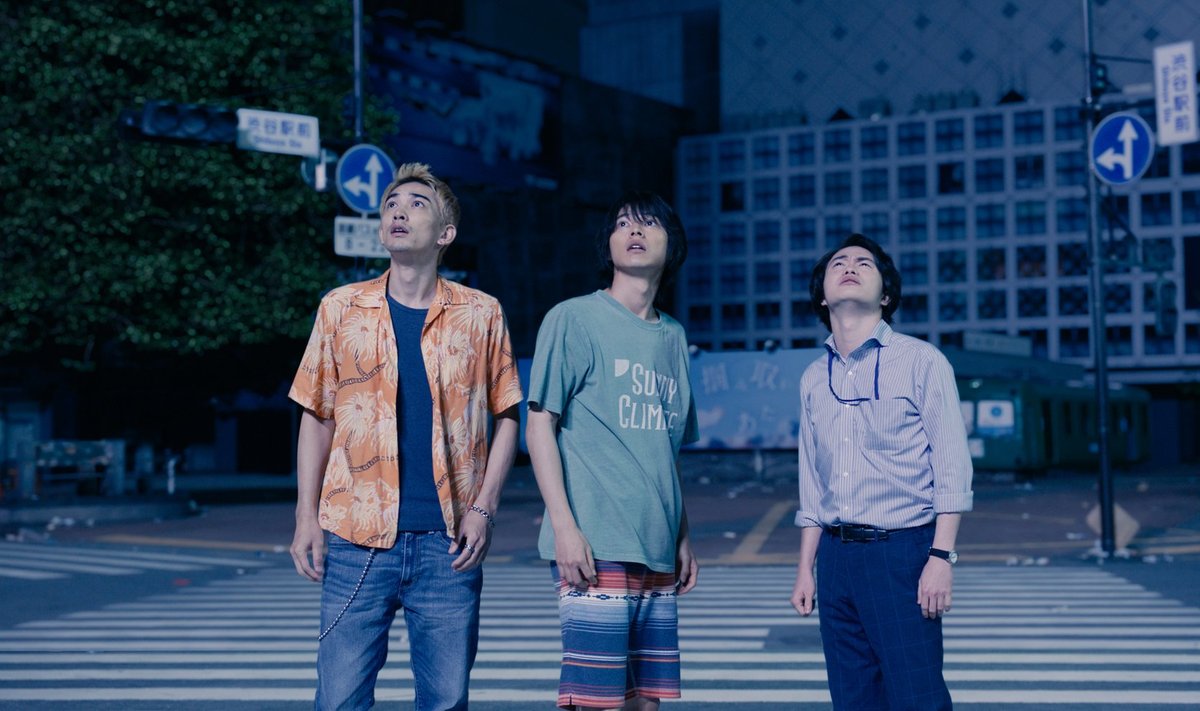 TOLKNEVAD LINNA PEAL: Luuserlikel (vasakult) Karubel (Keita Machida), Arisul (Kento Yamazaki) ja Chotal (Yuki Morinaga) läheb elu kohe väga pingeliseks.
