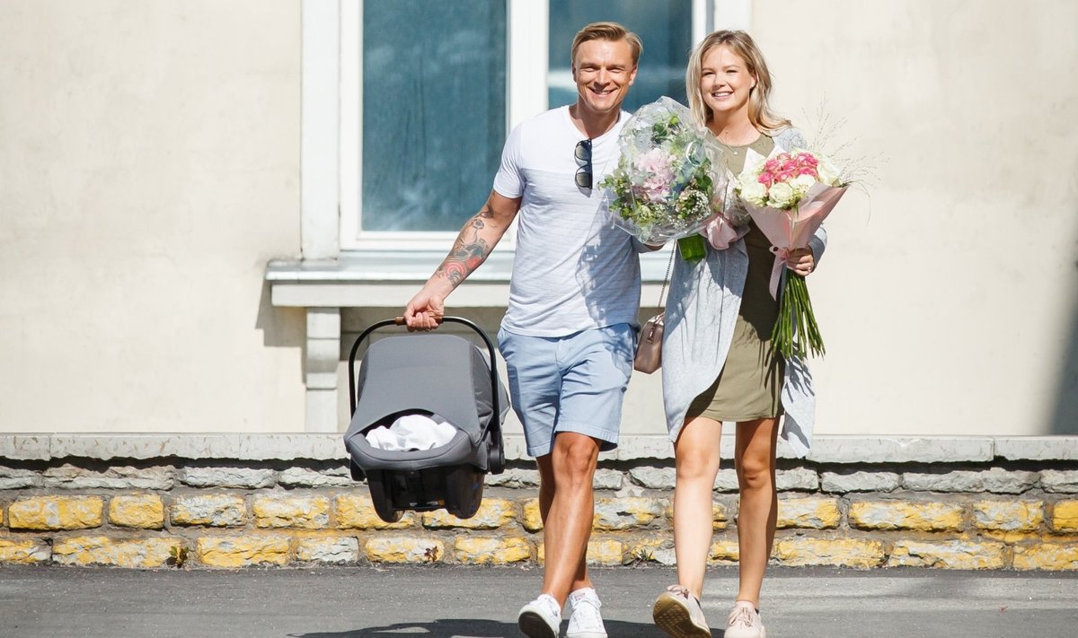 TANEL PADAR JA LAUREN VILLMANN lahkumas sünnitusmajast pärast oma esiklapse, tütre sündi 2019. aastal.