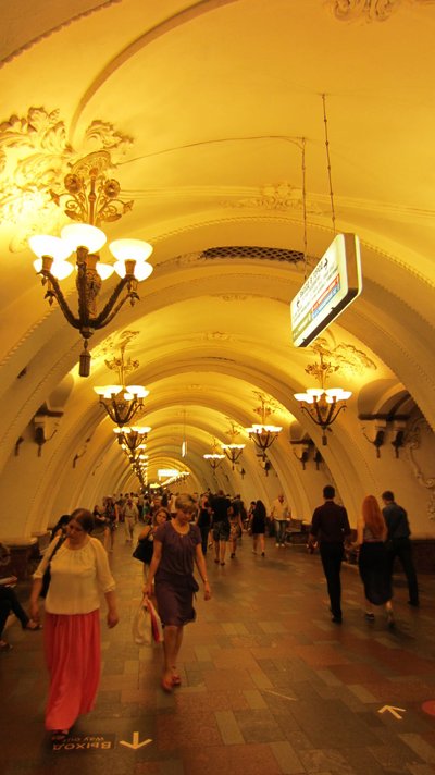 Moskva metroo. Maaliliselt kaunis, puhas ja hästi turvatud koht.
