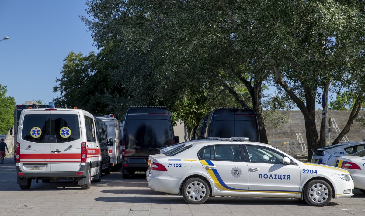 Ukraina politsei-ja kiirabiautod Nolani filmivõtete parklas Linnahalli juures