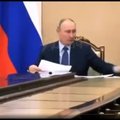 VIDEO | Kremli propagandistid vaimustusid kukkumas olnud pliiatsi kinni püüdnud Putini hiilgavast vormist