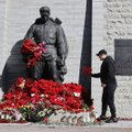 ФОТО | Люди продолжают нести цветы на Военное кладбище. На месте — много полиции