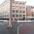FOTOD: EV100 juubelimüntide ostuootel inimesed on piiranud järjekorraga praktiliselt kogu Eesti Panga