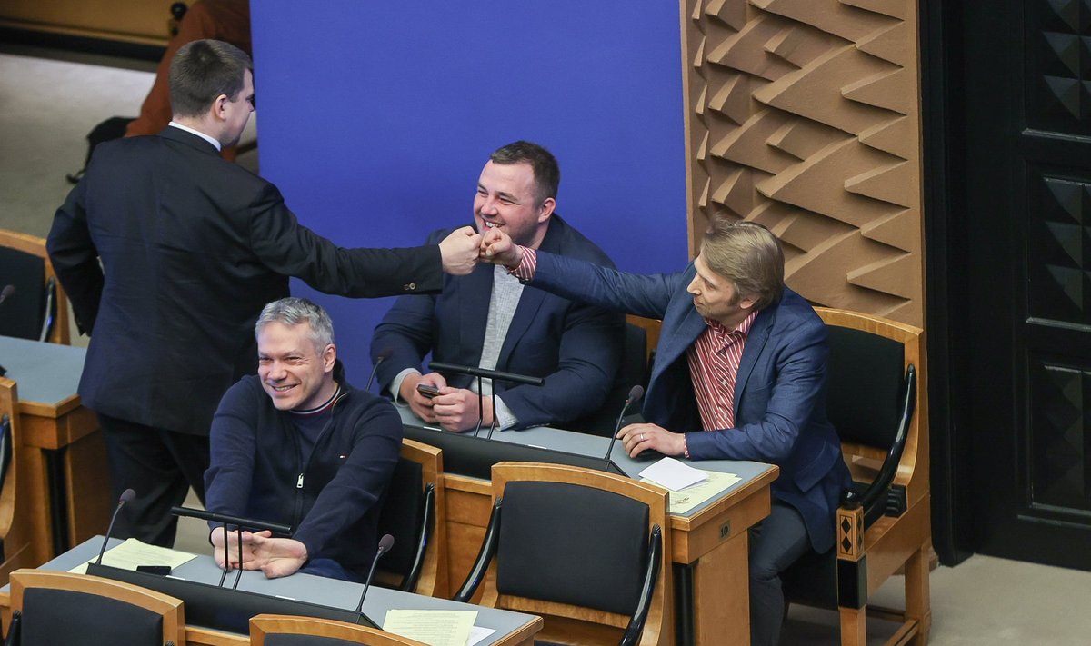 Keskerakonna esimees ja riigikogu spiiker Jüri Ratas viskas möödunud nädalal keskfraktsiooni juhi Jaanus Karilaiuga nukke istungil, kus viimane parlamendile lastetoetuste eelnõu esitas.