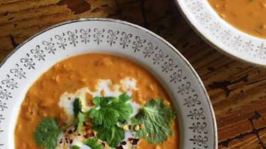 РЕЦЕПТ | Суп из красной чечевицы с карри, томатами и кокосовым молоком