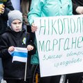 ВИДЕО | „Россия, прекрати войну!“ Участники акции у посольства РФ в Таллинне не в силах сдержать слезы