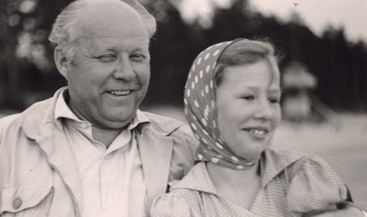 Isa ja tütar: Artur Rinne  oma tütre Mallikaga.  Koos reisisid nad  läbi kogu Eesti.