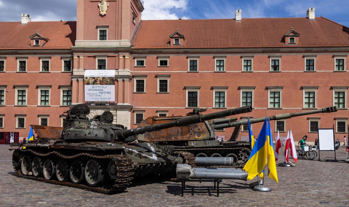 Танк Т-72 выставлен в Варшаве