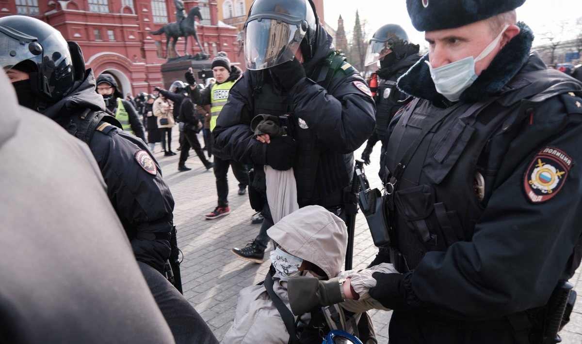 MEELEAVALDAJAID EI SALLITA: Pühapäeval toimusid sõjavastased protestid 40 Venemaa linnas. Kinni peeti enam kui 2500 inimest.