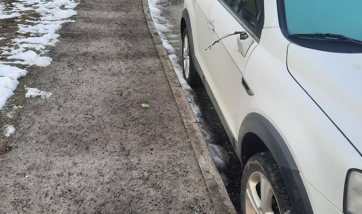 Küljepeegel läinud ja rehvid läbi torgatud.