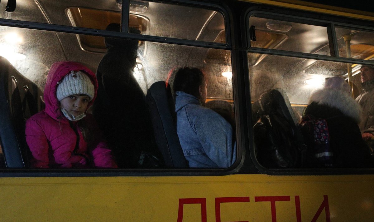 FOTOL: Eilsest alates hakkas Vene agentuur TASS avaldama pilte Donetski elanike evakueerimisest Venemaale.
