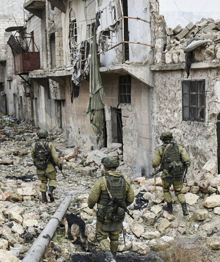 VENE RÄPANE SÕDA: Vene sõjaväelased sodiks pommitatud Aleppo tänavatel Süürias.