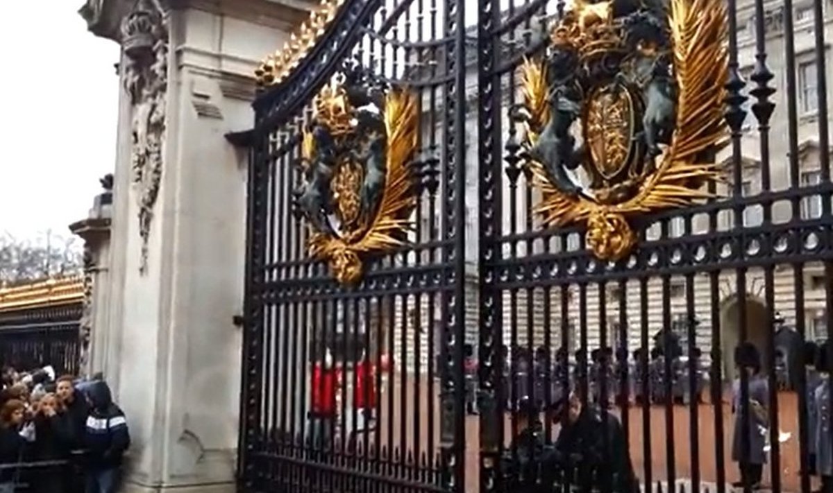 Prinst ristitakse Buckinghami palees suletud väravate taga.