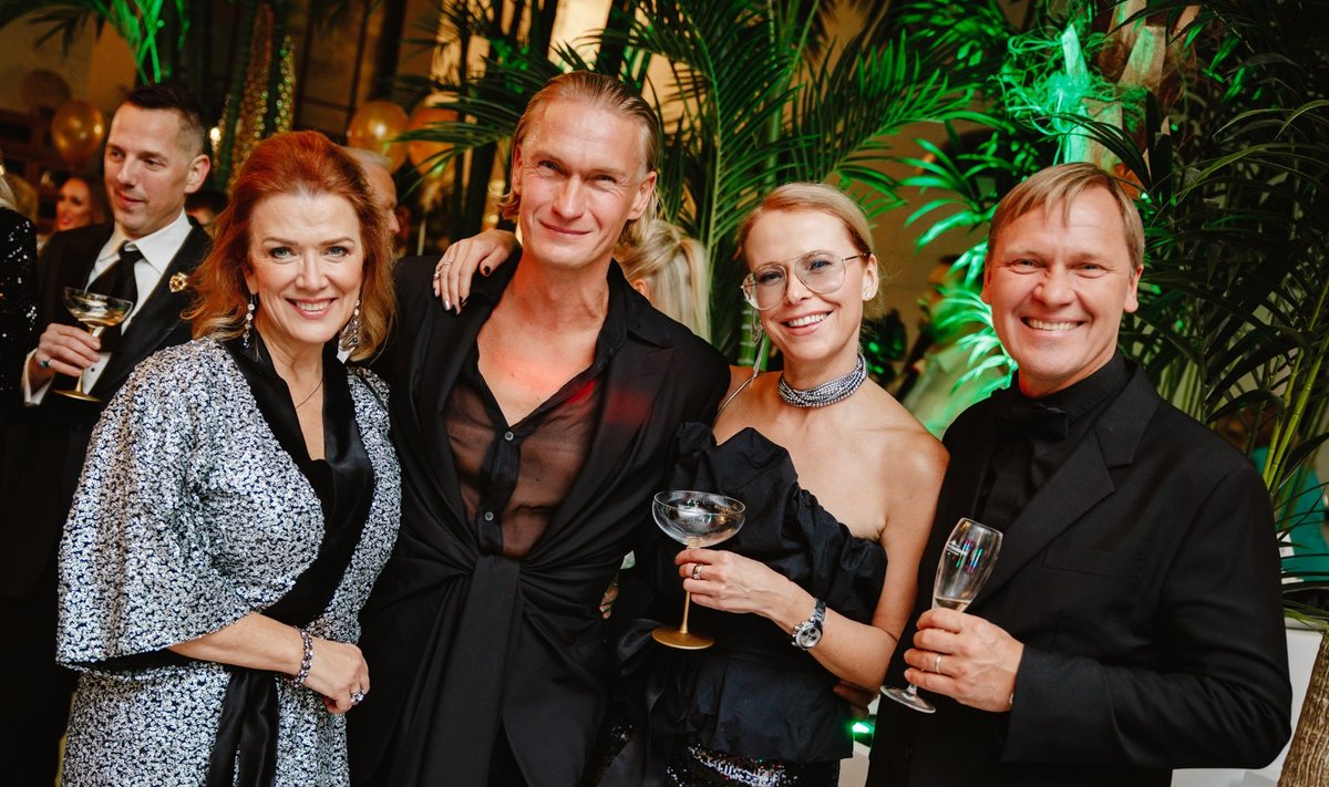 STIILSED SÕBRAD (Vasakult) Inga Kolk, Mart Haber, Janika Sootna ja Taivo Piller tähistasid elegantselt taaskohtumist. Mart ja Taivo on Shishi omanikud.