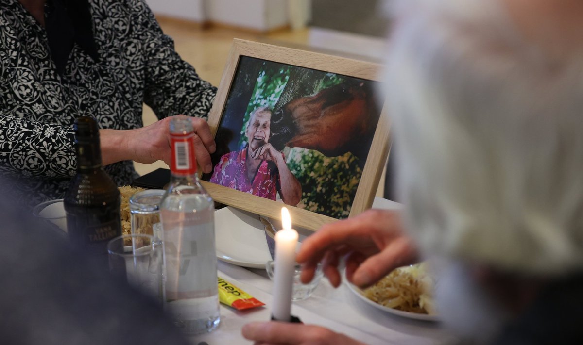 KIHNU VIRVE (30.01.1928–10.12.2022) Peielauale olid sätitud pilt rõõmsast Virvest ja tema lemmikjook Vana Tallinn. Ka kihnlaste traditsiooniline piduroog hülgelihast oli laual.