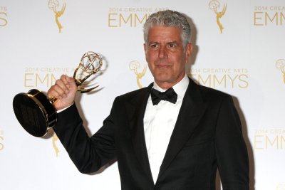 Anthony Bourdain ühega oma mitmest Emmy auhinnast.
