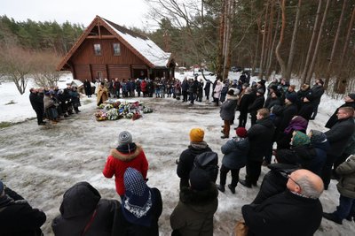 JÄRSUMÄE TALU HOOVI, Virve-Elfriide Kösteri koduõuele kogunes paarsada leinajat nii mandrilt kui Kihnu saarelt.