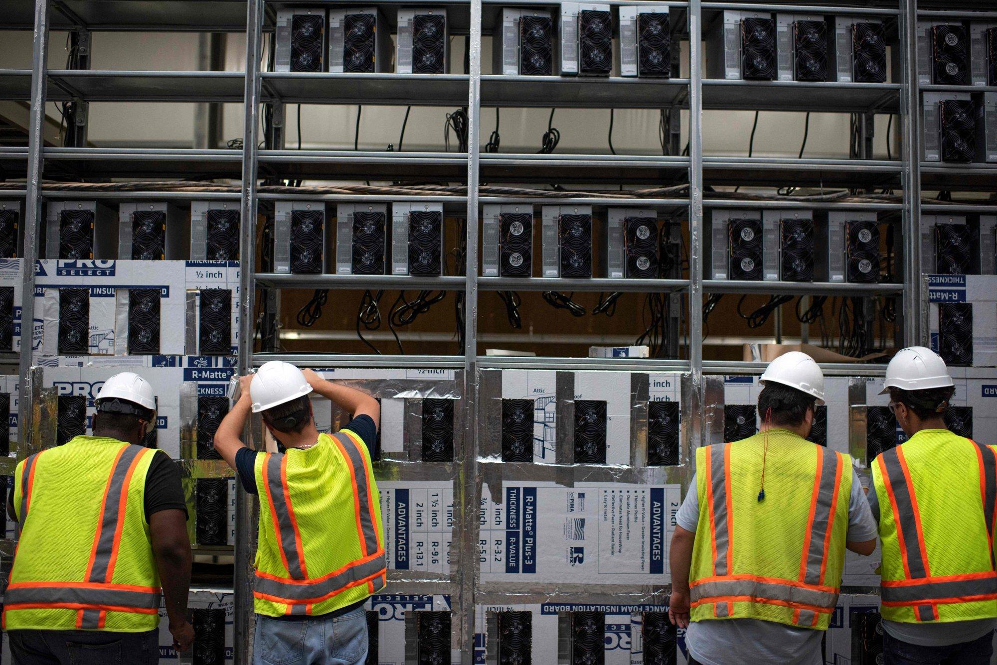 KAASAEGSED KAEVURID: Töötajad paigaldavad Texase osariigis Rockdale´is asuvasse Bitcoini kaevandusse uusi kaevandusmasinaid.