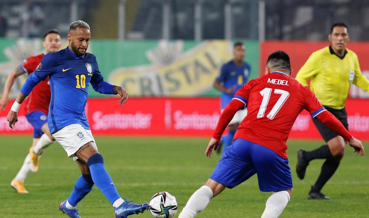 Neymar (vasakul) viimatises kohtumises Tšiili vastu.
