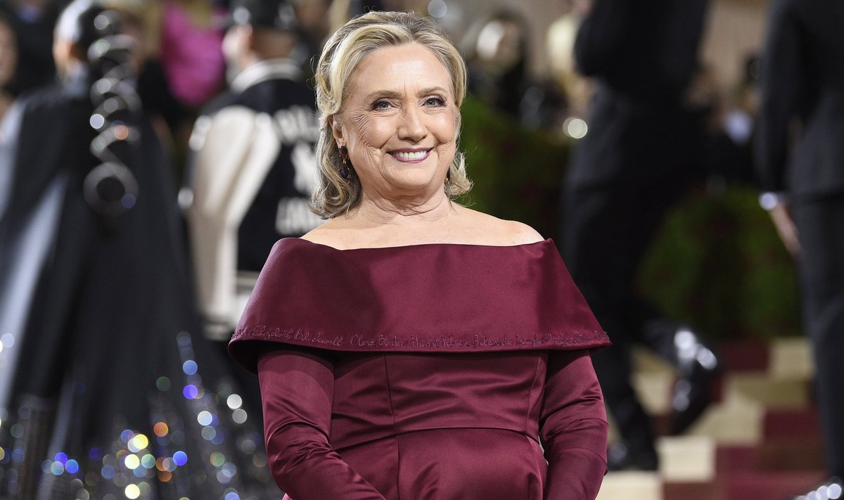 Hillary Clinton kandis möödunud esmaspäeval Met Galal Joseph Altuzarra kleiti, millele olid tikitud teda inspireerivate ameeriklannade nimed. 60 ajaloolise naise seas olid endine USA teine leedi Abigail Adams, Ameerika abolitsionist Harriet Tubman ning poliitik ja esileedi Eleanor Roosevelt.