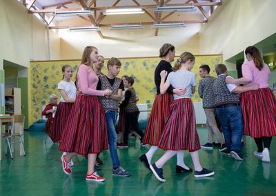 Koolimajas võib rahvarõivais õpilasi näha Kihnu laulu ja tantsu tundide ajal. Tüdrukud kannavad körte ja poisid troisid.