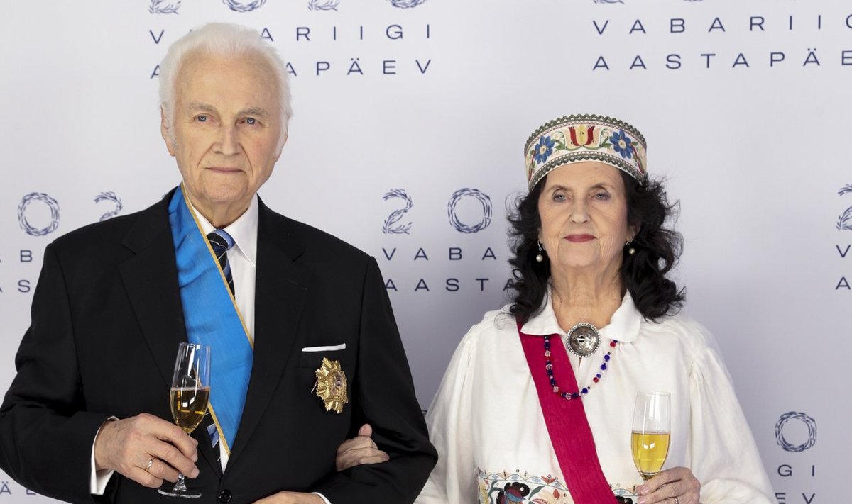 PRAEGU VEEL NÕMMEL Ingrid ja Arnold Rüütel peatuvad endiselt Nõmmel Kaare tänava majas, mis kuulub Riigi Kinnisvara Aktsiaseltsile. Maja on riik andnud presidendile töötamiseks ja elamiseks. Rüütlite käsutuses on see olnud 2006. aastast.