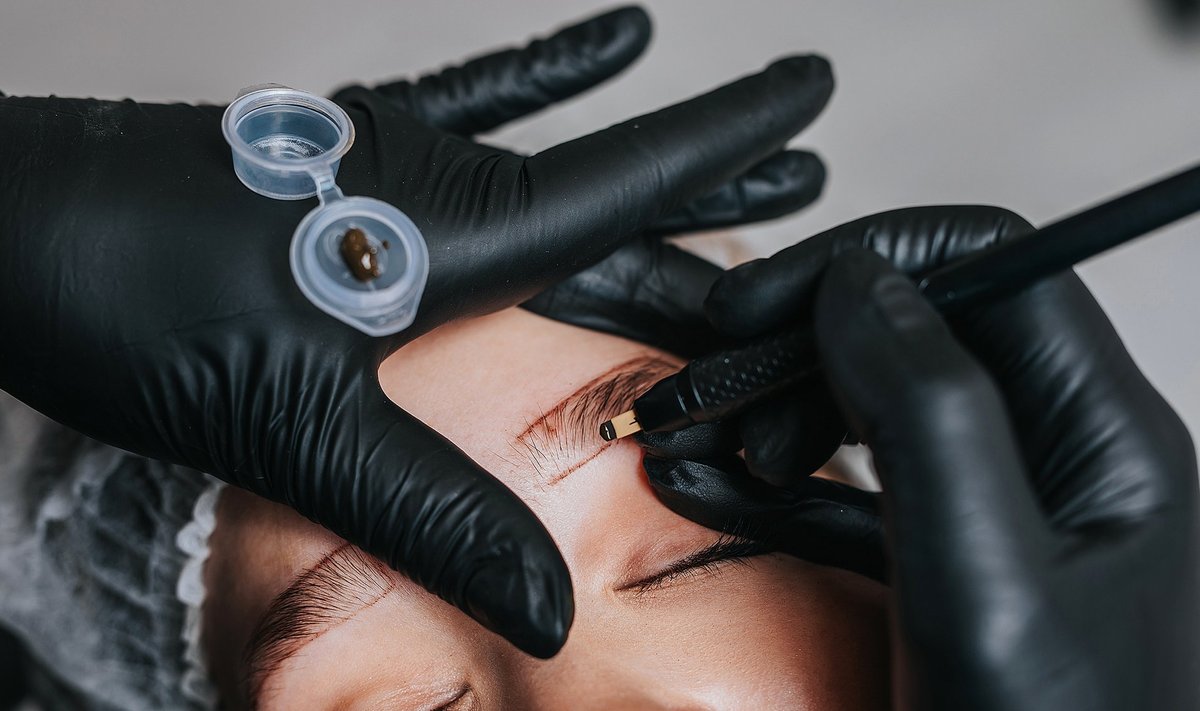 Microblading.