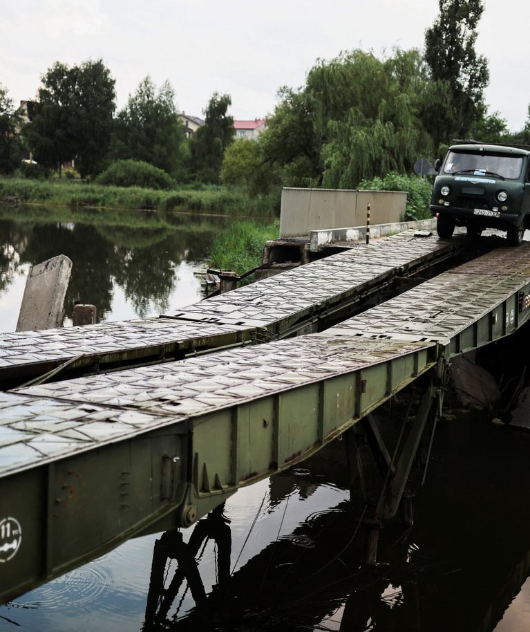 Nõukogude Liidu ajast pärit kaubik Ukraina sõjaväelaste ümberehitatud sillal Malaja Rohani küla lähedal Harkivi oblastis. Foto on tehtud 4. augustil 2022.