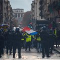 Число пострадавших в ходе субботних акций протеста против роста цен на автомобильное топливо в Париже достигло 30 человек