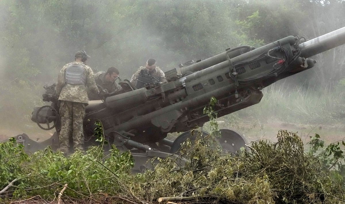 Украинские военные стреляют из гаубицы M777