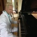 VIDEO: Üllatus! Robbie selja paika ajanud kiropraktik Allan Oolo on ka ise muusik!