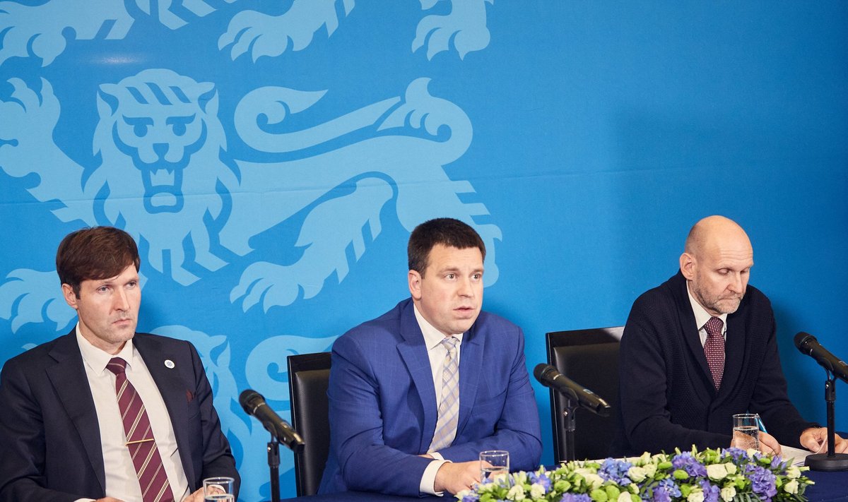 Valitsuserakondade juhid Martin Helme (vasakult), Jüri Ratas ja Helir-Valdor Seeder esitlesid täna järgmise, valimiste aasta eelarvet, milles häid uudiseid peitub peaaaegu kõigi jaoks.