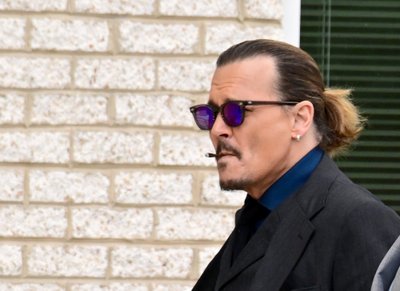Johnny Depp neljapäeval kohtusaalist lahkumas.
