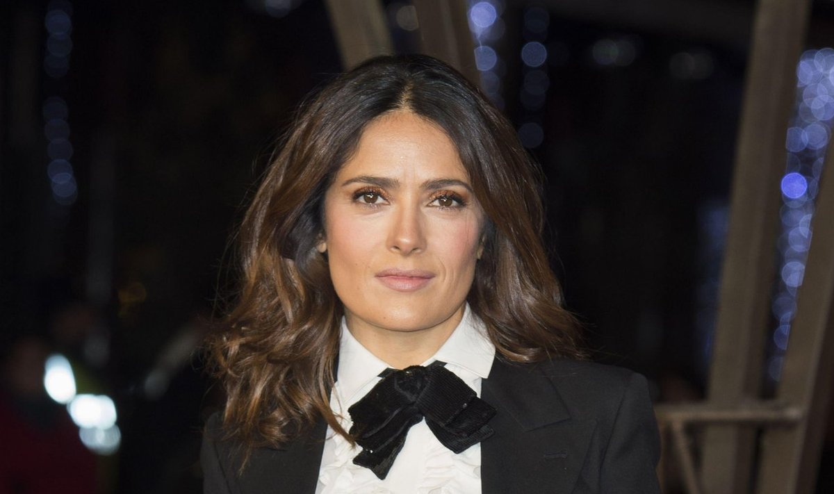 Salma Hayek kannab vahelduseks lipsu.