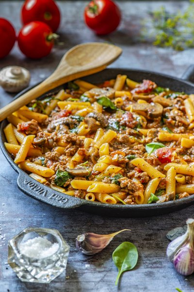 Hakkliha, seente ja spinatiga ühe-panni penne-roog
