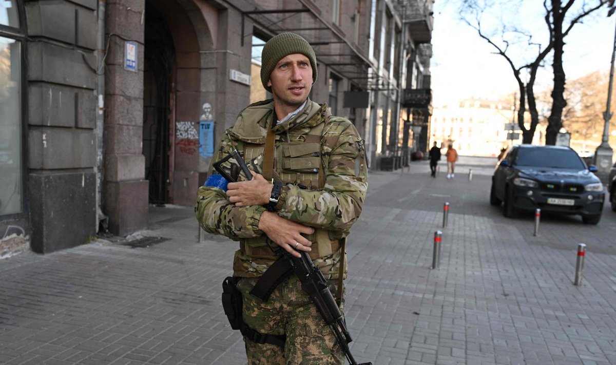 Tennisist Serhii Stahhovski Kiievi tänavaid patrullimas.