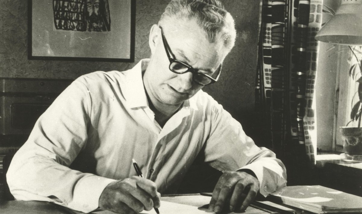 Karl Ristikivi koduse töölaua taga 1965. aastal