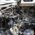 В Ласнамяэ открытым пламенем полыхал автомобиль, водитель получил ожоги