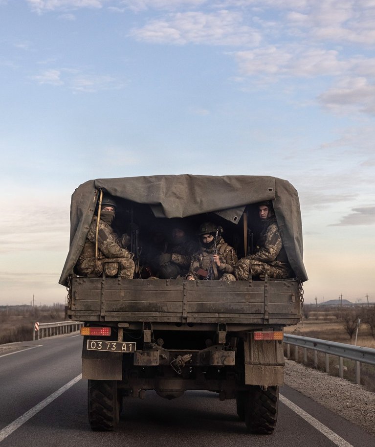 Ukraina sõdurid Dnipropetrovski oblastis veoautol teel Donetski piirkonda. Foto tehtud 1. detsembril 2022. 