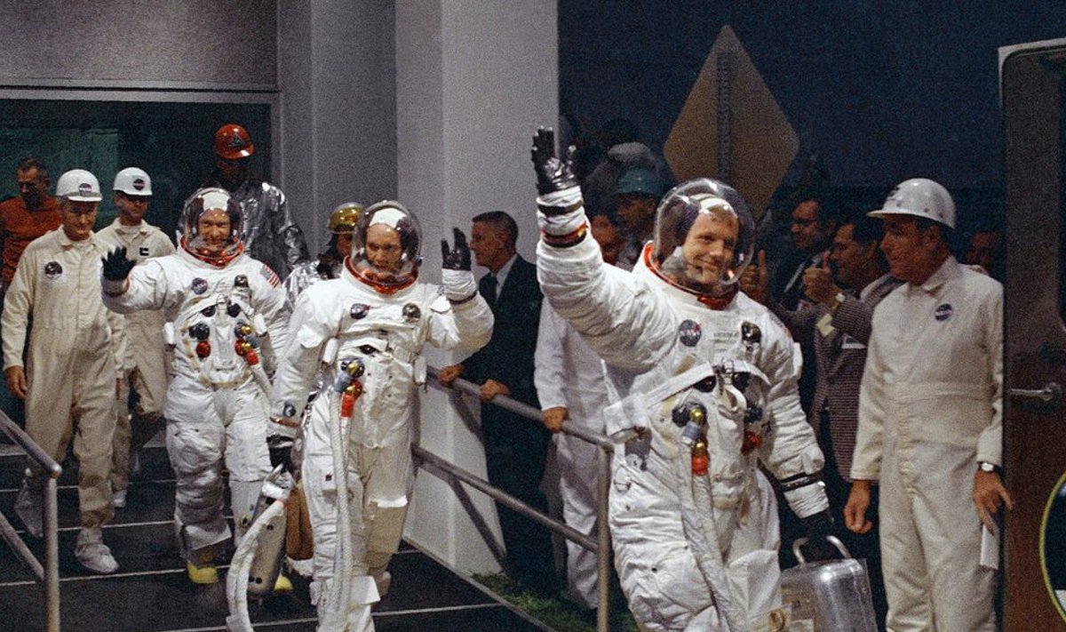 Apollo 11 meeskond koos Neil Armstrongiga (esiplaanil lehvitamas) 1969. aasta juulis