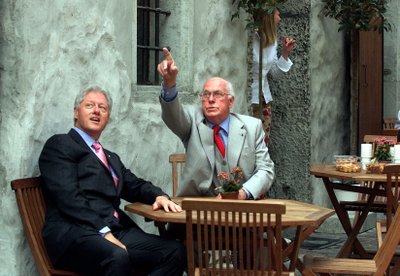Näe, seal! Lennart Meri ja Bill Clinton Katariina käigus kohvitamas. 2002.